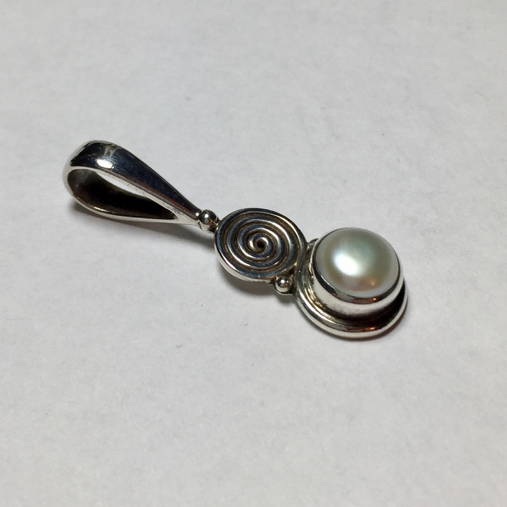 Sajen Sterling Pearl Pendant
